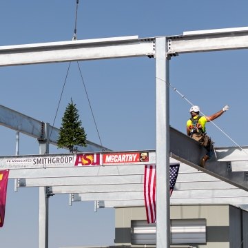 Interdisciplinary Science and Technology Building topping out